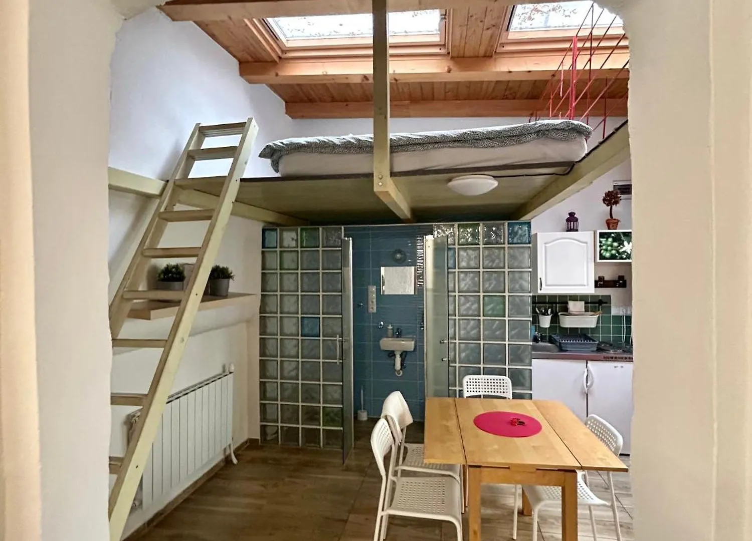 Party House Prague - Apartments Ve Smeckach 18, City Center!! 0*,