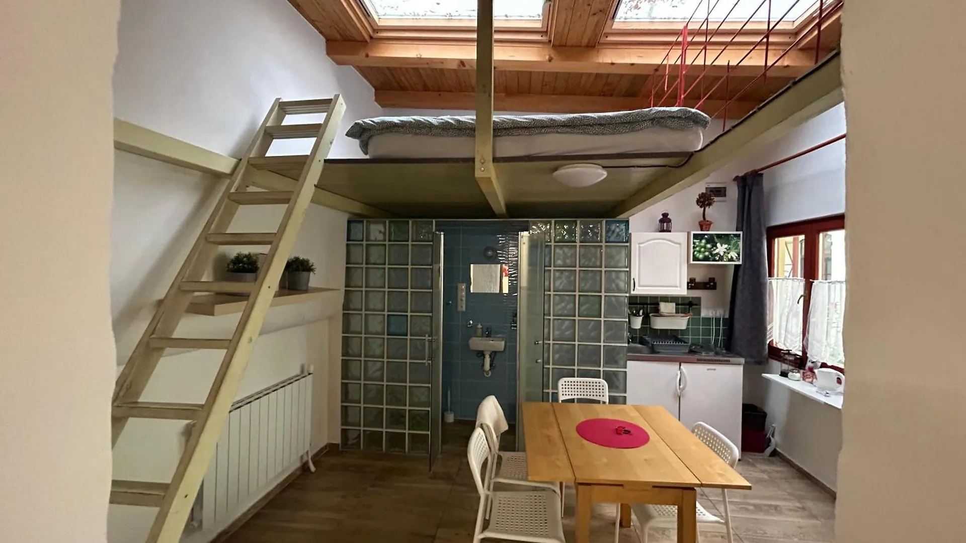 Party House Prague - Apartments Ve Smeckach 18, City Center!! 0*,